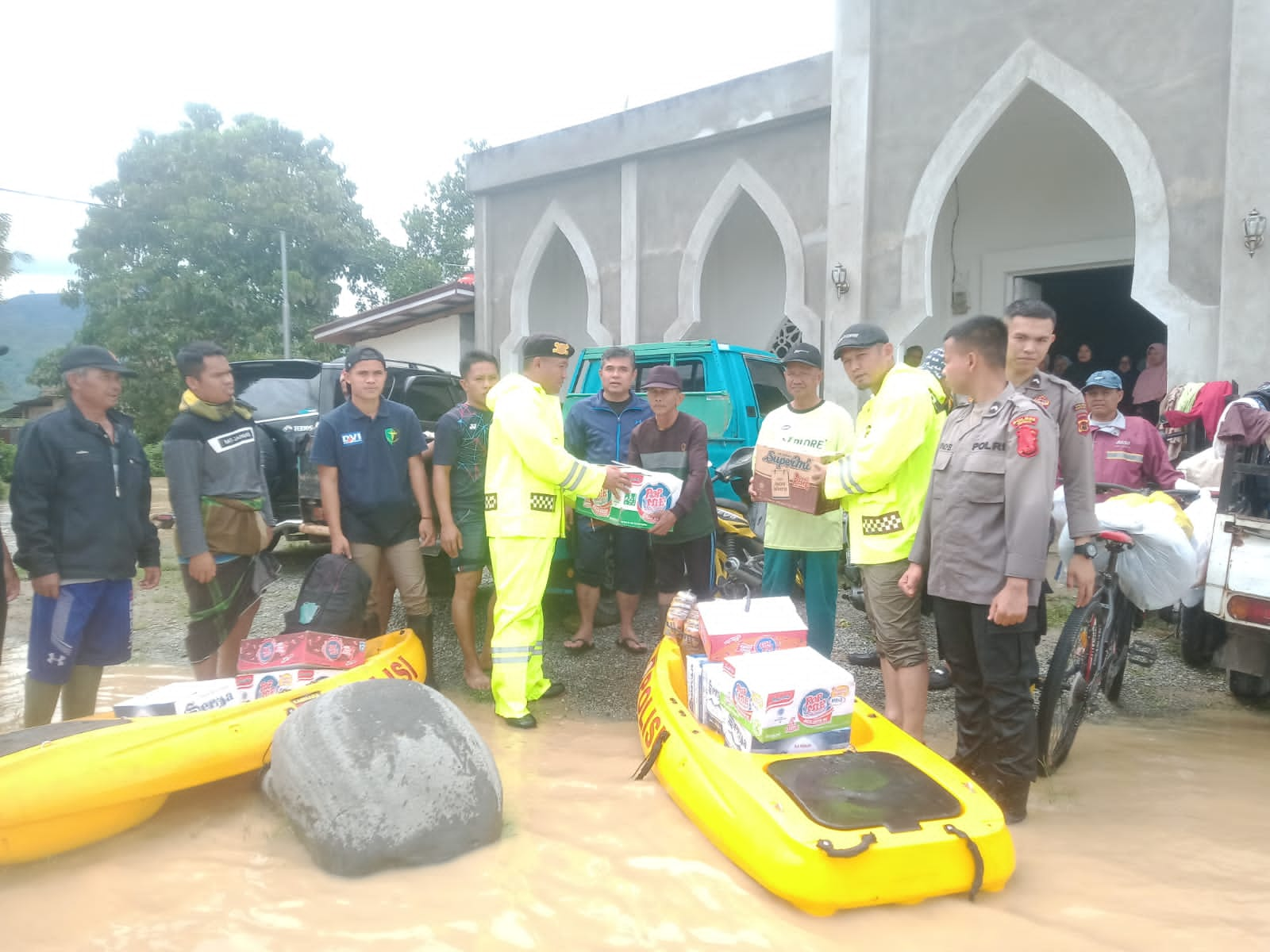 Personil Polres Kerinci mendatangi warga di kantong-kantong pengungsian. (DETAIL/ist)