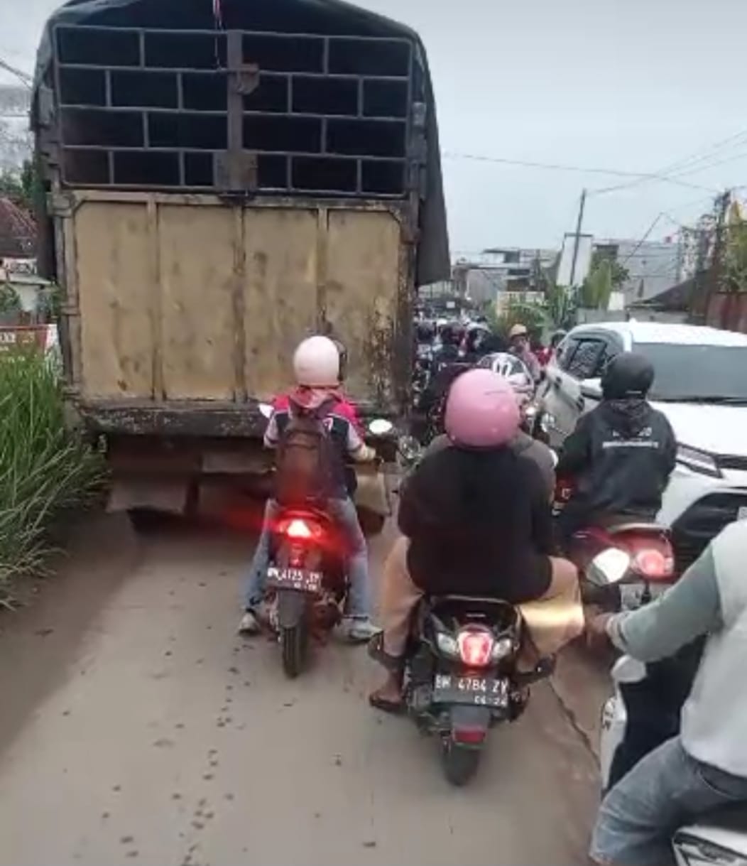 Kondisi kemacetan imbas jembatan jebol. (DETAIL/Yuda)