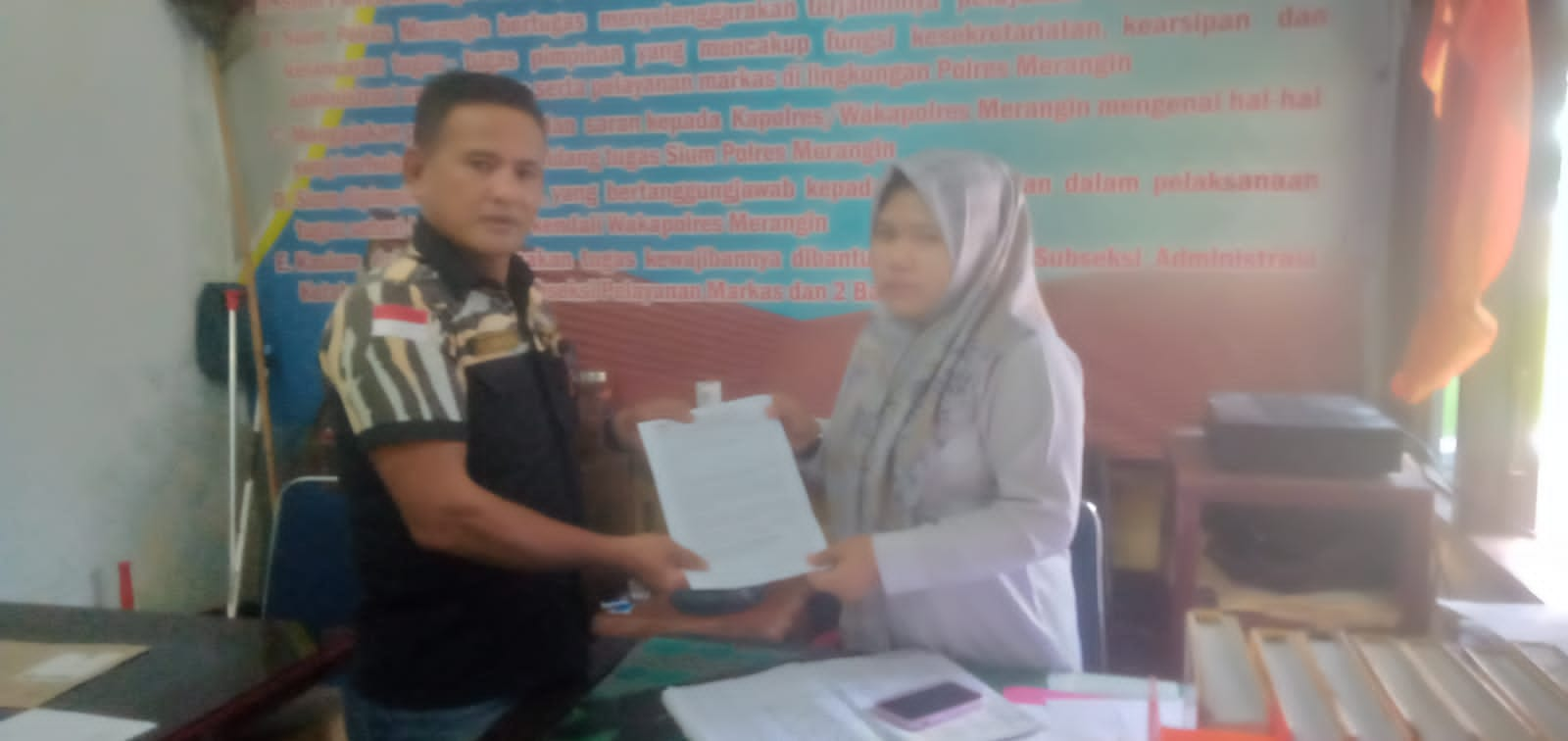 Ketua Pekat IB Merangin, Yuzerman Buyung saat menyerahkan laporannya ke Polres Merangin. (DETAIL/Daryanto)