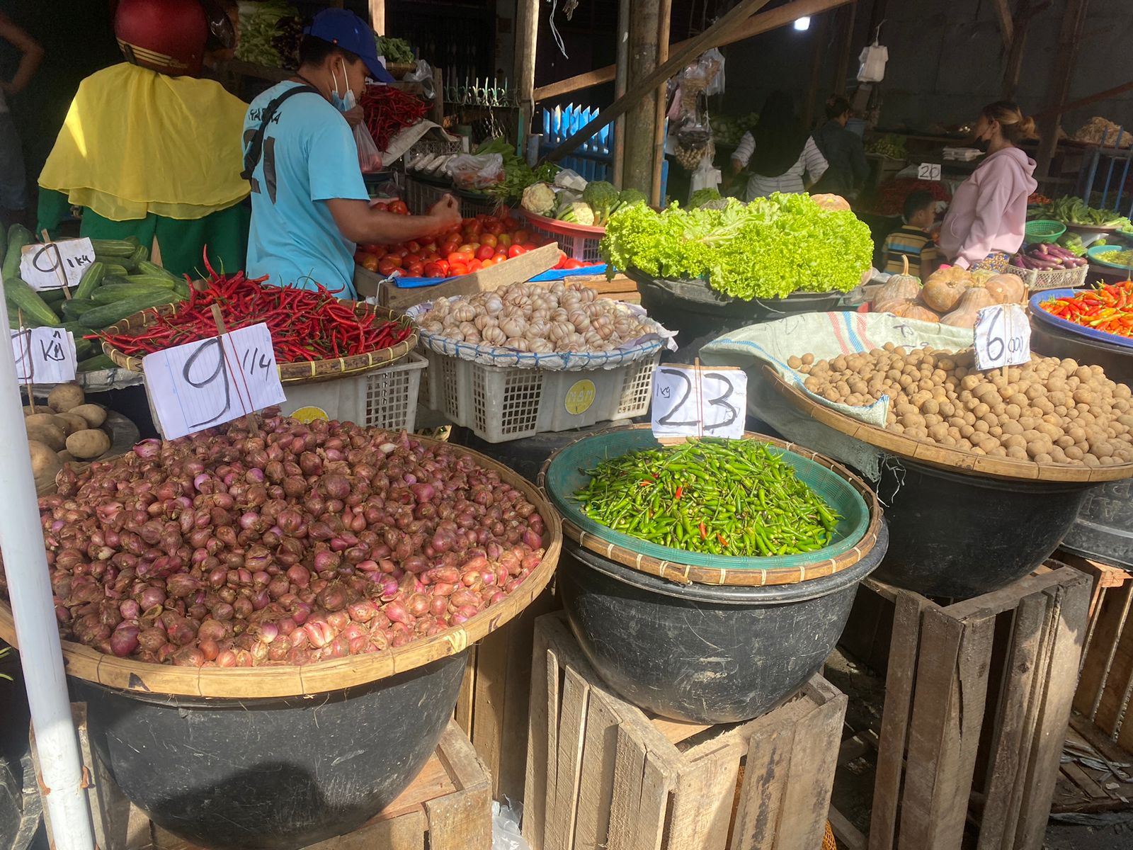 Harga cabai merah di Kota Medan semakin "pedas" seiring dengan seringnya turun hujan.