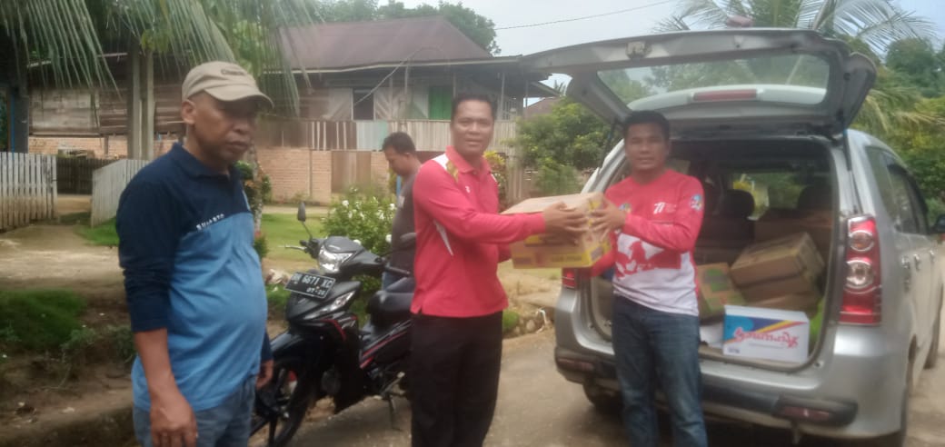 Mie instan dan air mineral kemasan diserahkan untuk korban banjir Desa Pulau Bayur. (DETAIL/Daryanto)