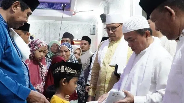 SAFARI RAMADAN - Pemerintah Provinsi Jambi yang dipimpin langsung Gubernur Al Haris melakukan safari Ramadhan masjid Raya Al-Istiqomah, Pasar Bangko, Selasa (4/3/2025) malam.