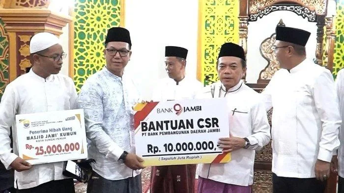 SAFARI RAMADAN - Gubernur Jambi Al Haris kembali melaksanakan Safari Ramadhan dengan mengunjungi Masjid Jami Kumun yang berlokasi di Kota Sungai Penuh, Rabu (5/3/2025) malam.